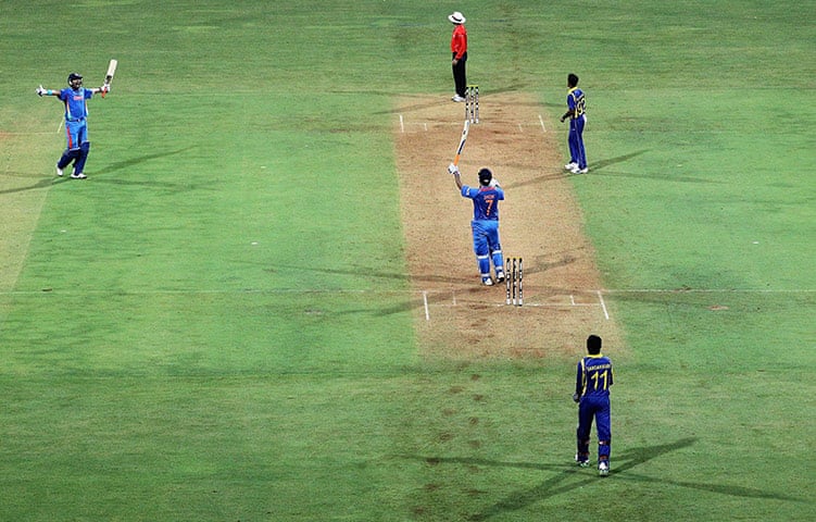 MS-Dhoni-slogs-a-six-to-w-003